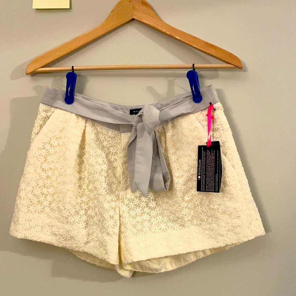 I ❤️ Ronson ivory shorts brand new!!